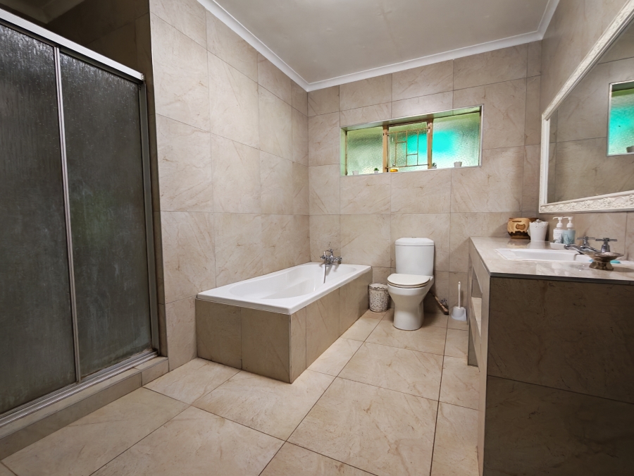 5 Bedroom Property for Sale in Kannoniers Park North West